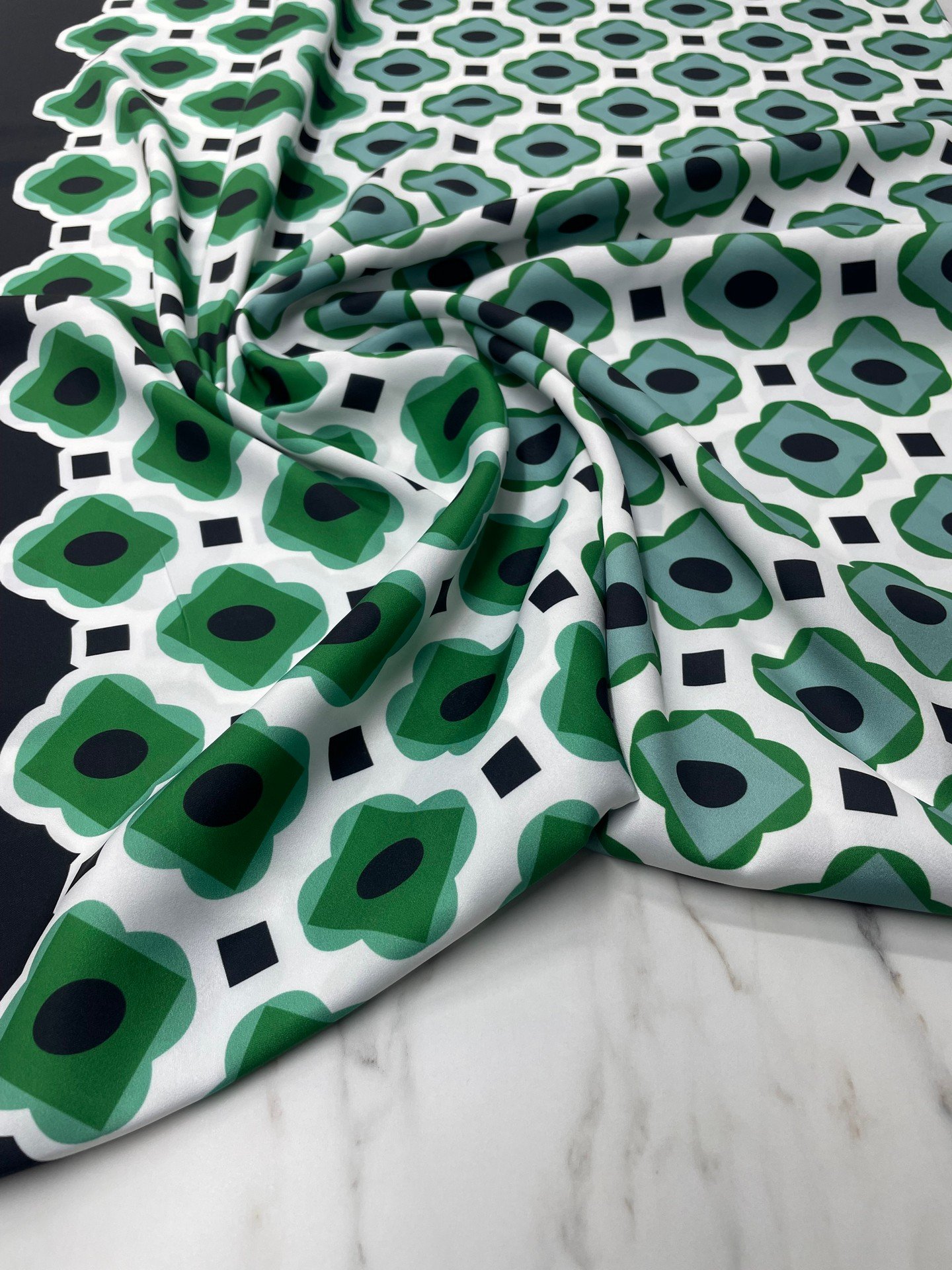 Yeşil Çiçek Desen Elbiselik Gömleklik Tivil Saten Kumaş