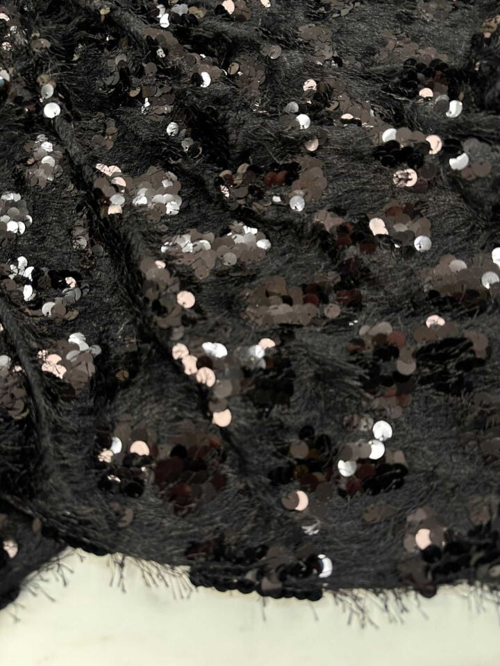 Siyah Renk Saçaklı PUllu Örme Kumaş Göz Alıcı Tasarımı