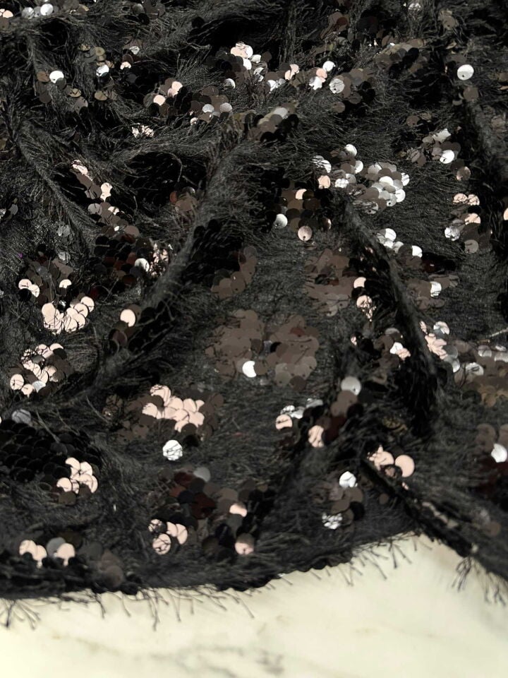 Siyah Renk Saçaklı PUllu Örme Kumaş Göz Alıcı Tasarımı