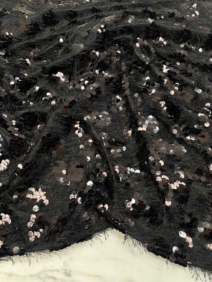 Siyah Renk Saçaklı PUllu Örme Kumaş Göz Alıcı Tasarımı