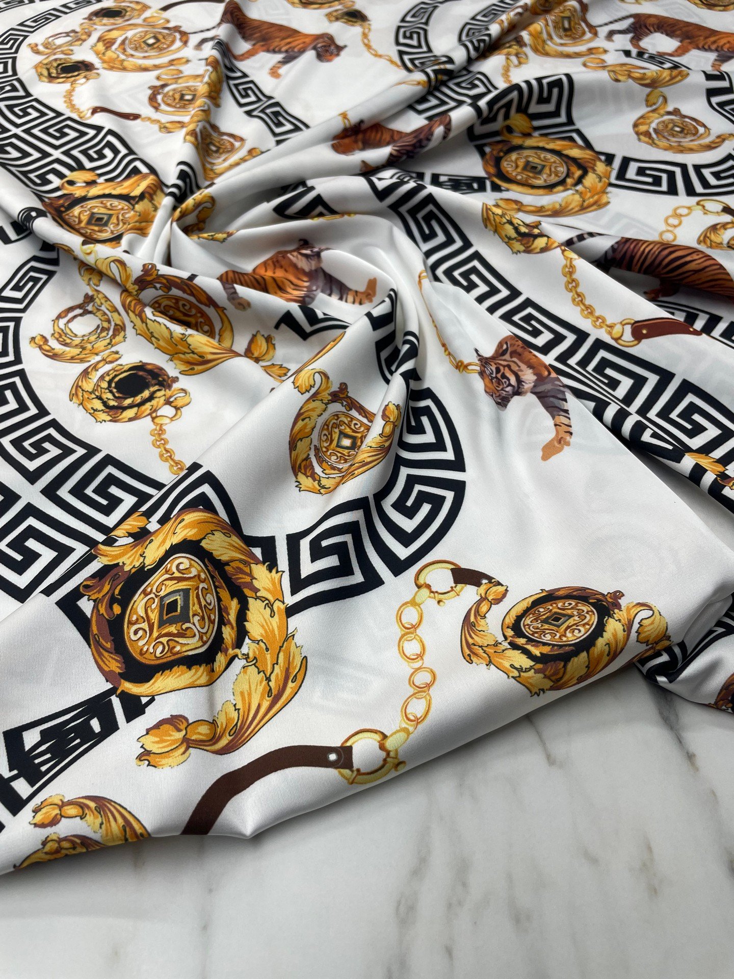 Beyaz Kaplan Desen Elbiselik Gömleklik Tivil Saten Kumaş