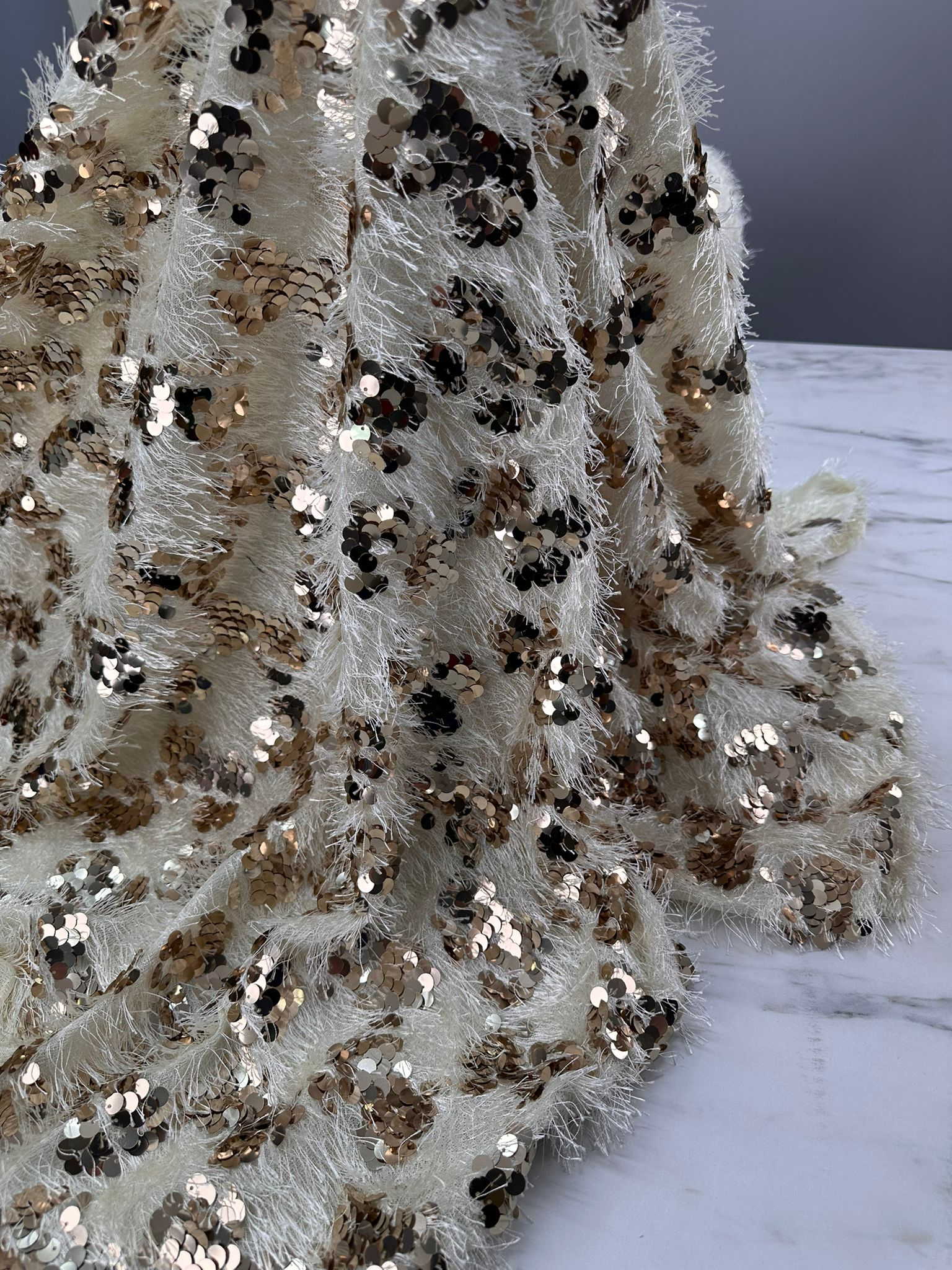 Krem Renk Saçaklı PUllu Örme Kumaş Göz Alıcı Tasarımı