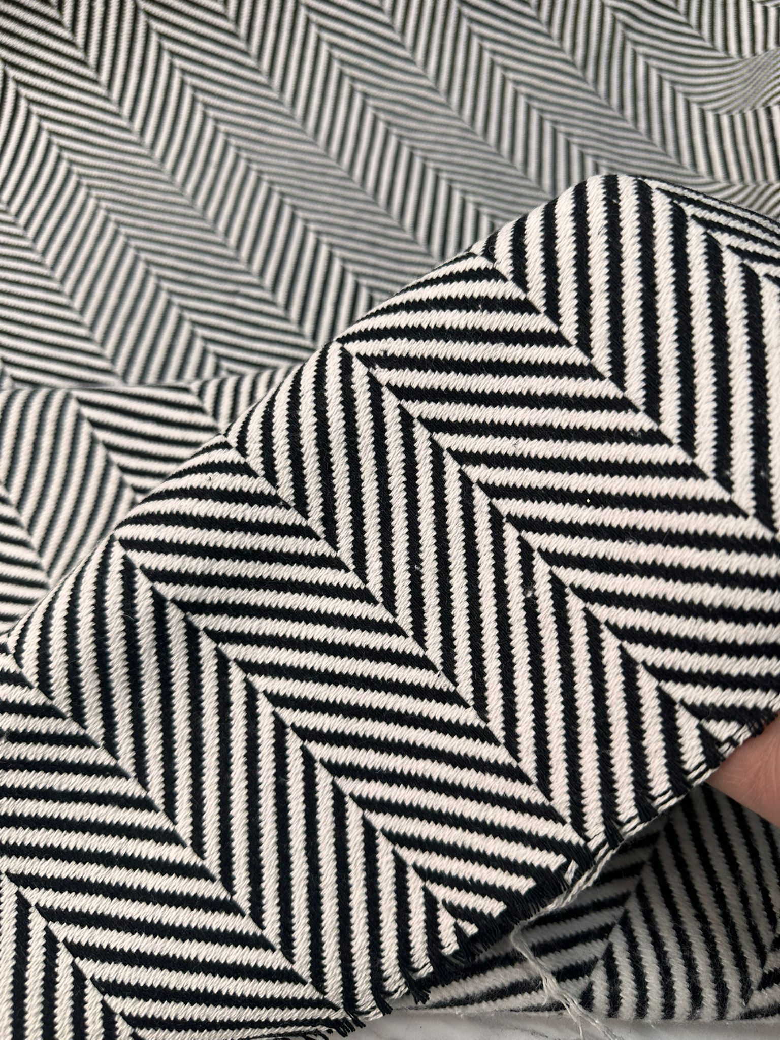 Siyah Beyaz Kışlık Balık Sırtı Kumaş Kaban Etek Ceket