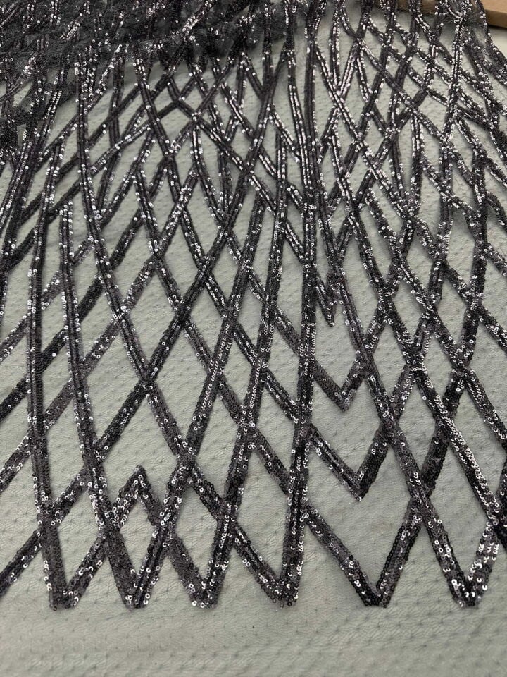 Gümüş Renk Desenli Payet Göz Alıcı Tasarım