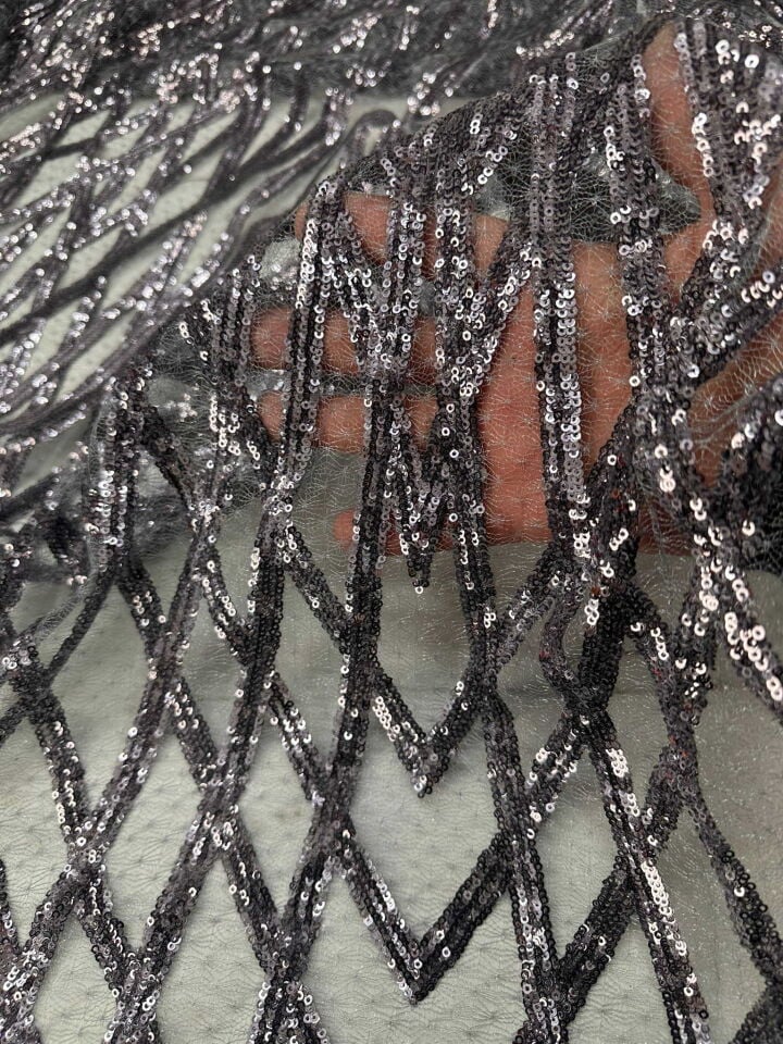 Gümüş Renk Desenli Payet Göz Alıcı Tasarım