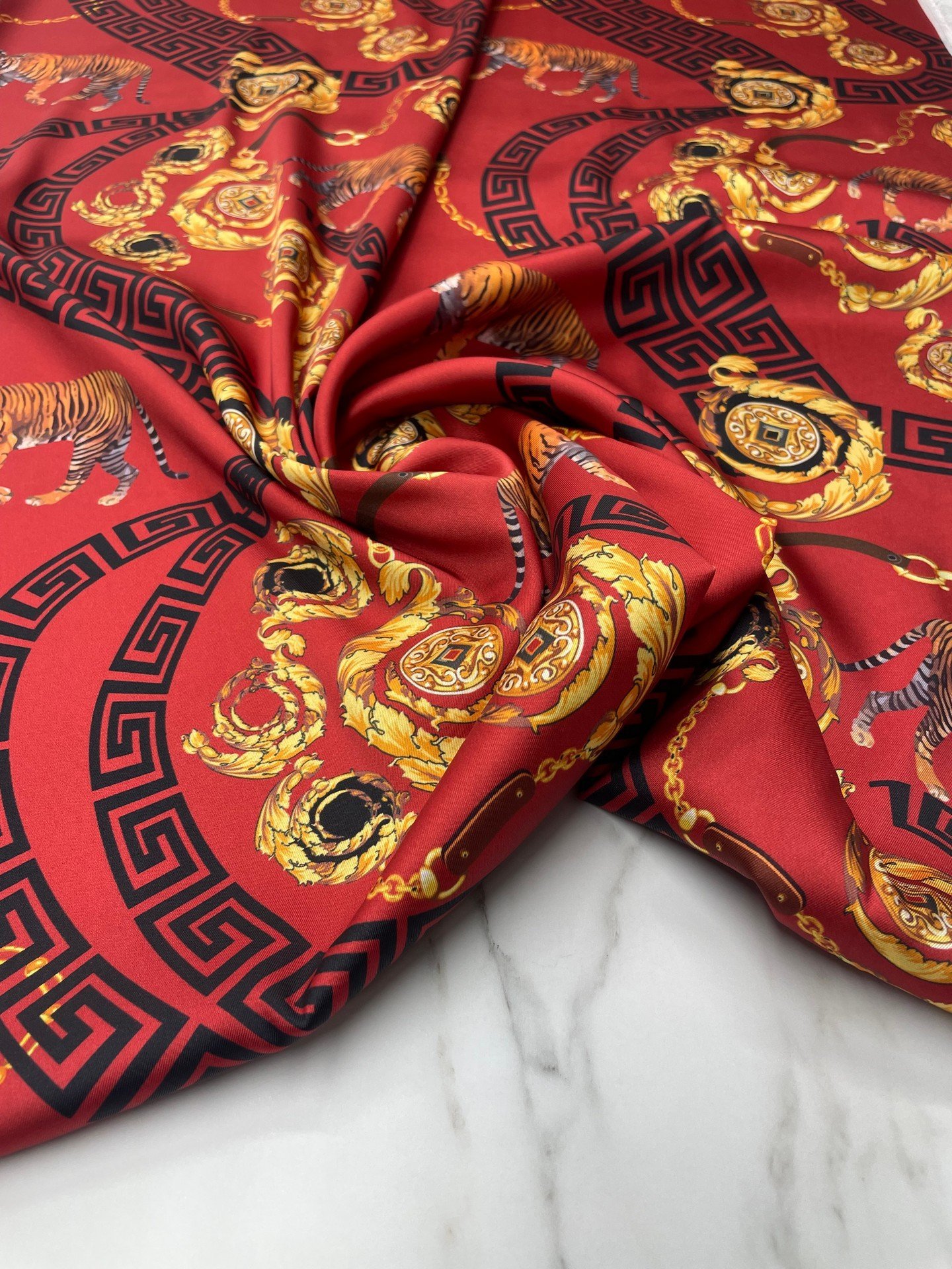 Kırmızı Kaplan Desen Elbiselik Gömleklik Tivil Saten Kumaş