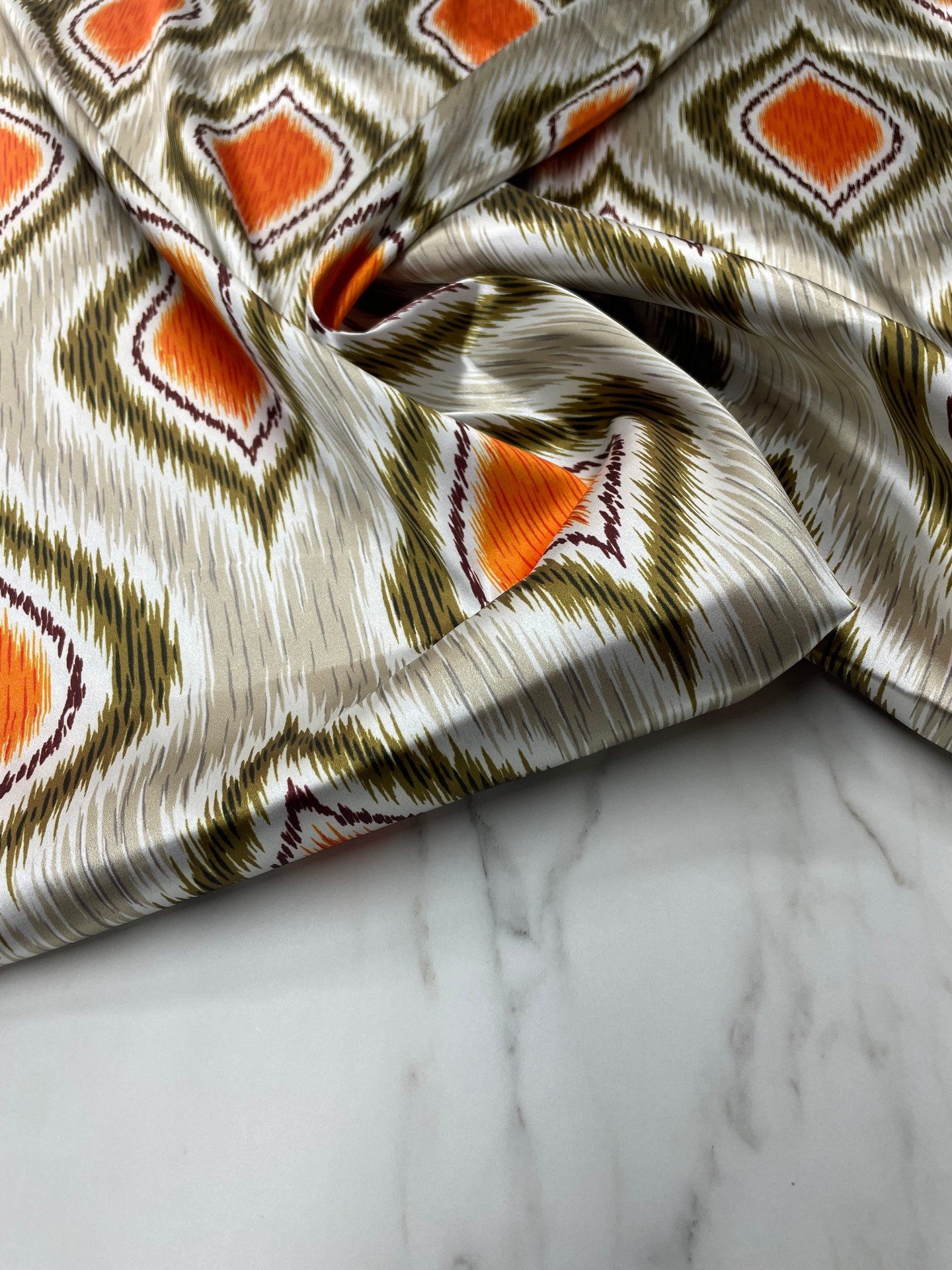 İkat Desen Elbiselik Gömleklik Tivil Saten Kumaş