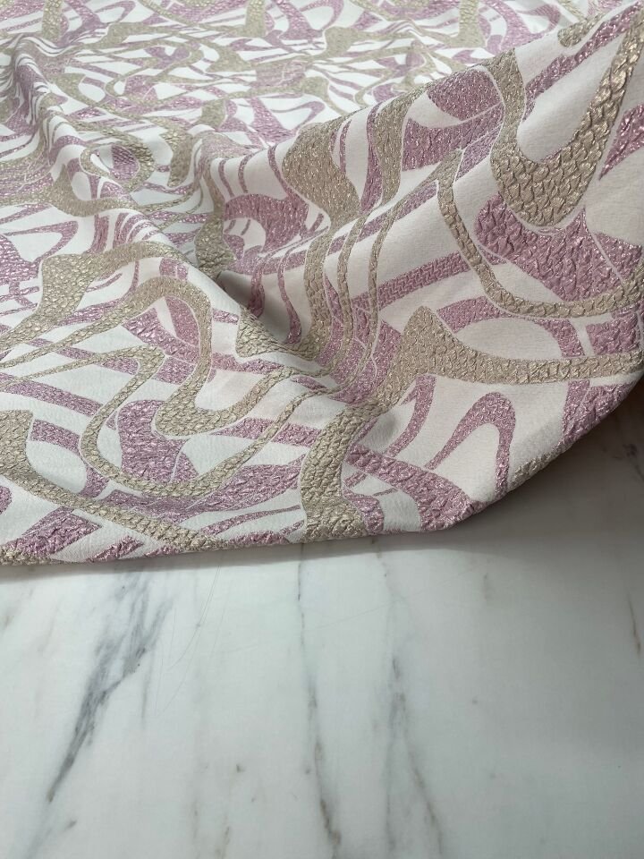 Pembe Çizgili Desen Elbiselik Brokar Kumaş