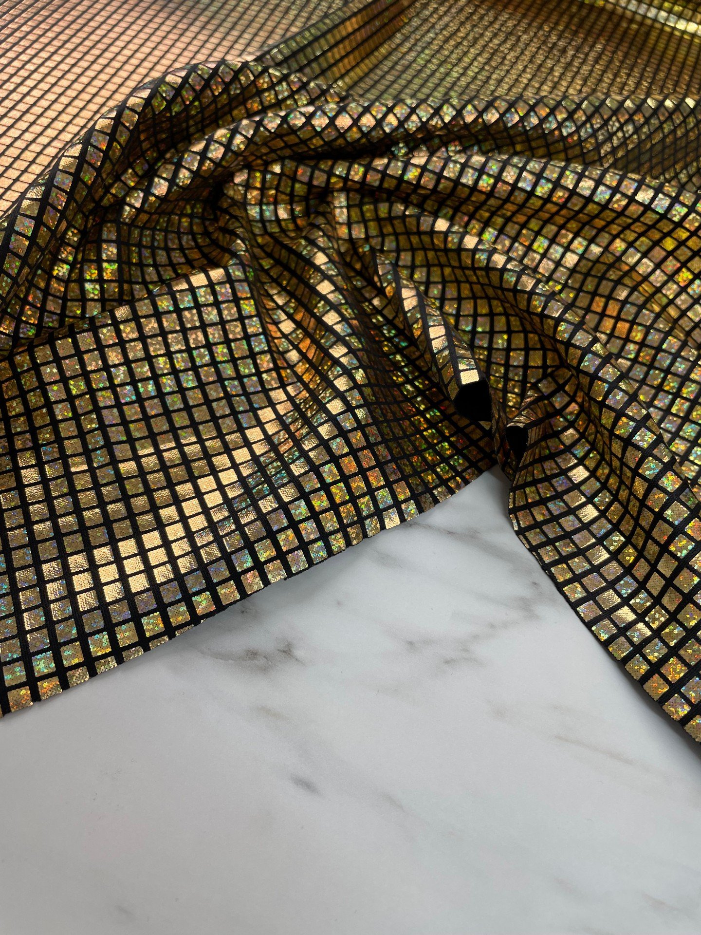 Altın Özel Tasarım Elbiselik Kesme Hologram Kumaş