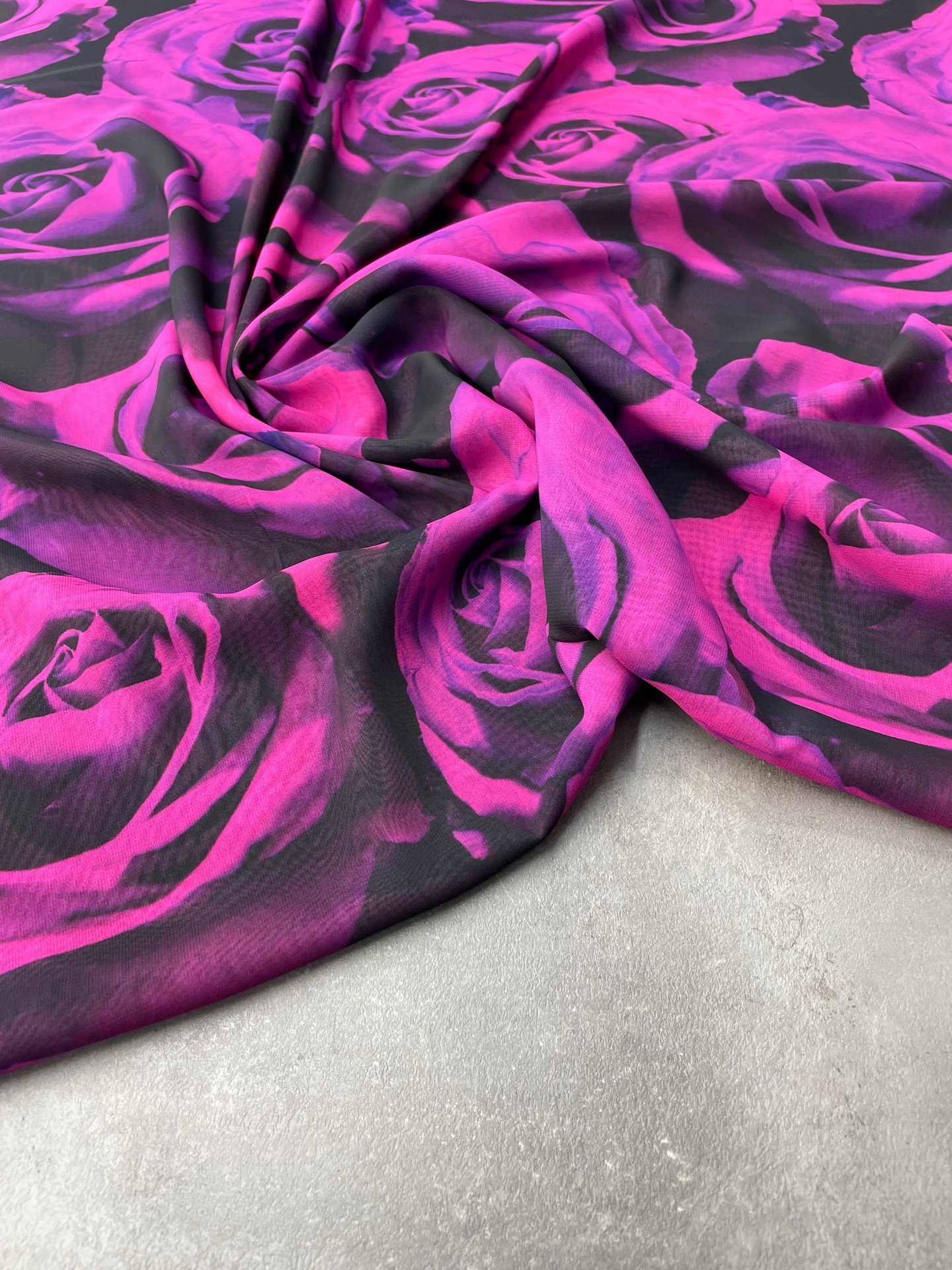 Büyük Gül Desen Elbiselik Şifon Kumaş