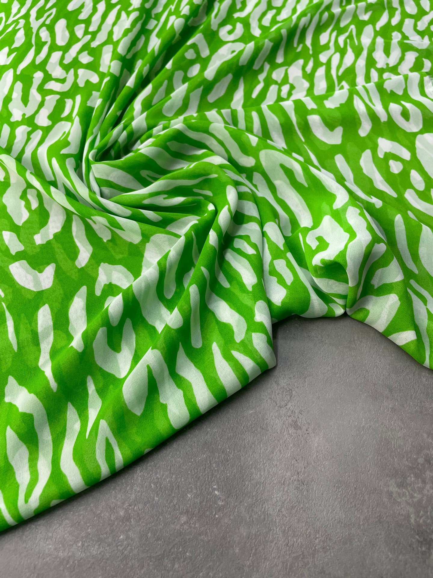 Yeşil Leopar Desen Elbiselik Şifon Kumaş