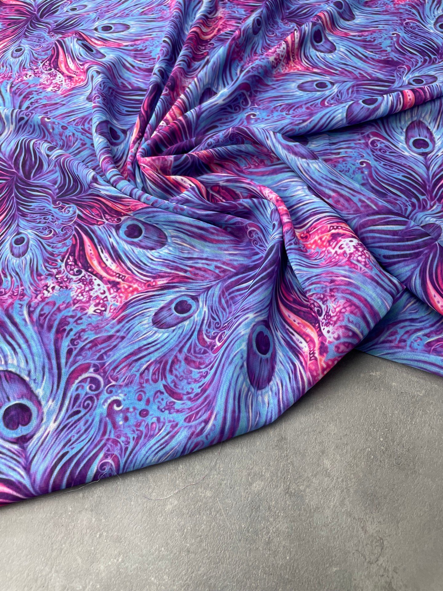 Mor Tavus Tüyü Desen Elbiselik Şifon Kumaş