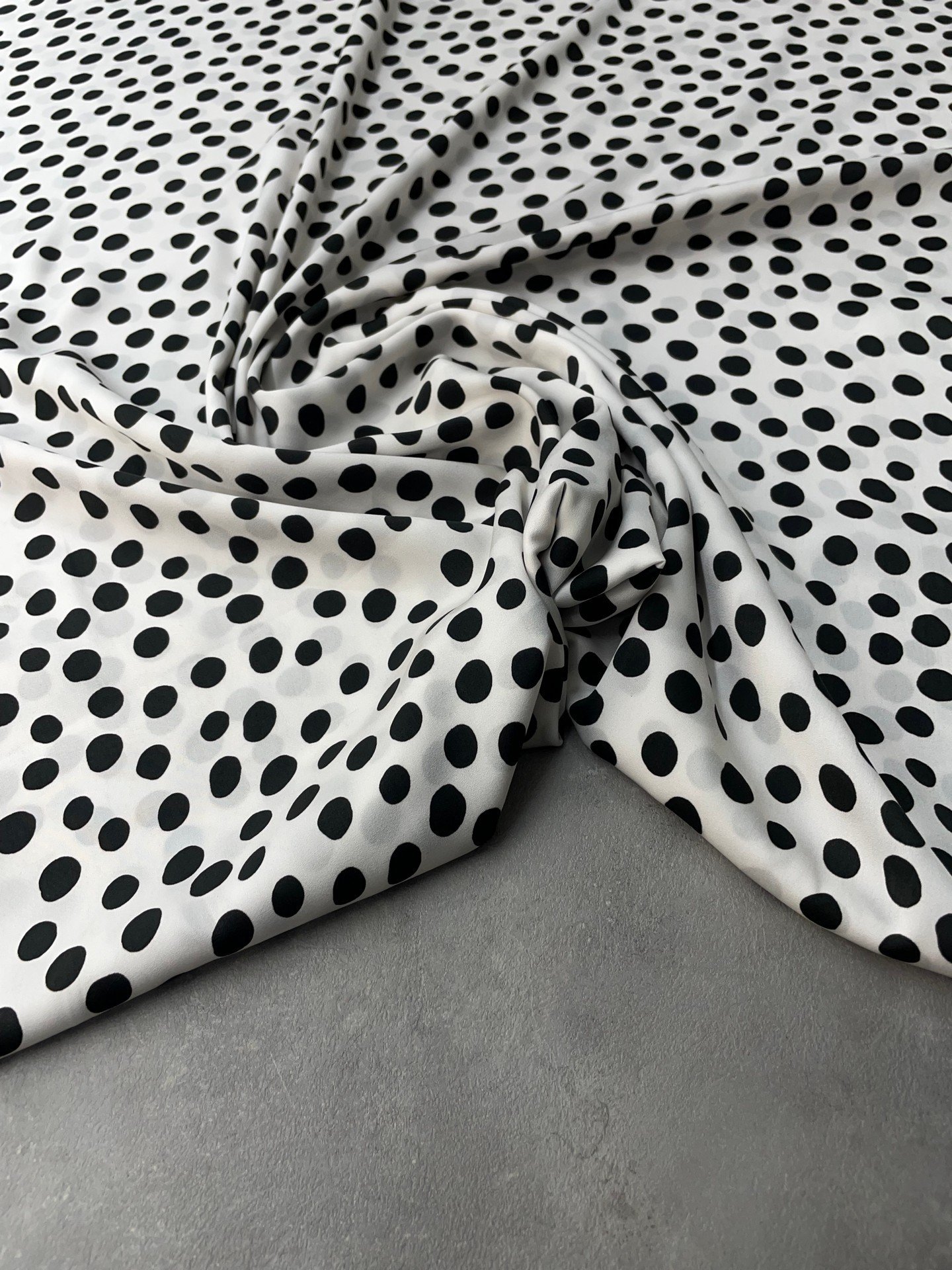 Beyaz Puantiye Desen Elbiselik Şifon Kumaş