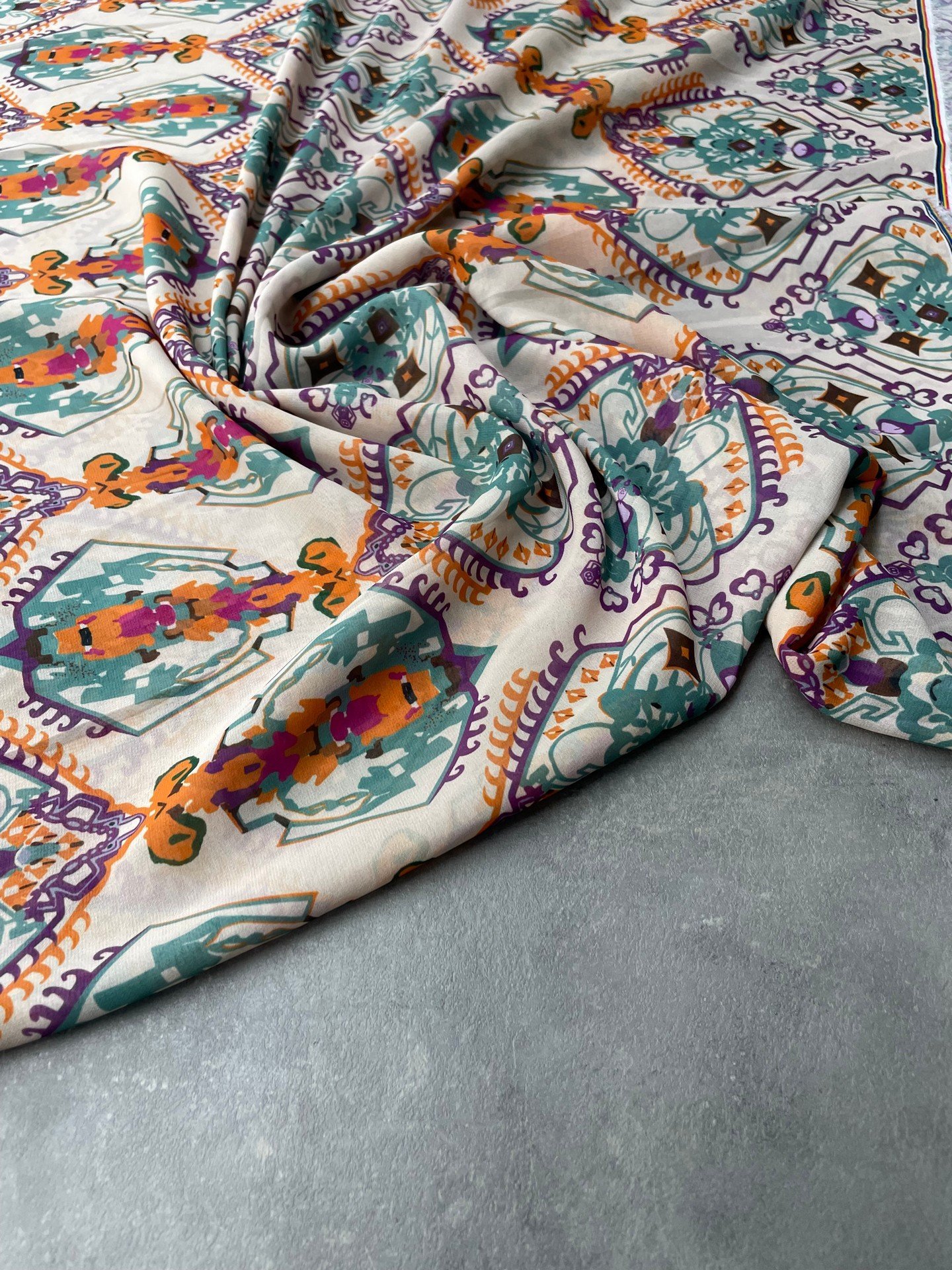 İkat Desen Elbiselik Şifon Kumaş