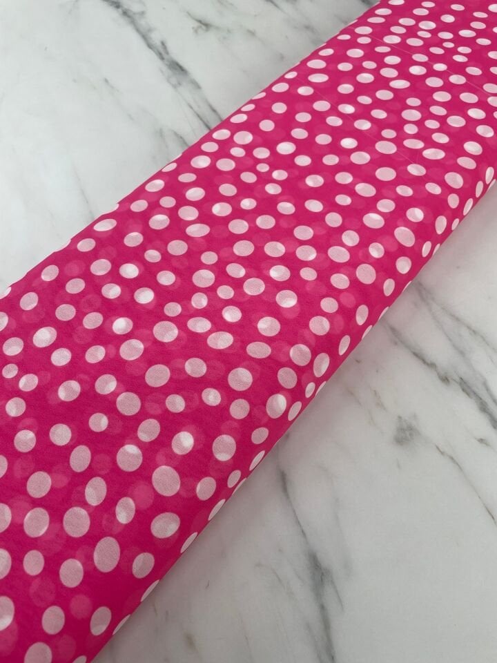 Pembe Puantiye Desen Elbiselik Şifon Kumaş