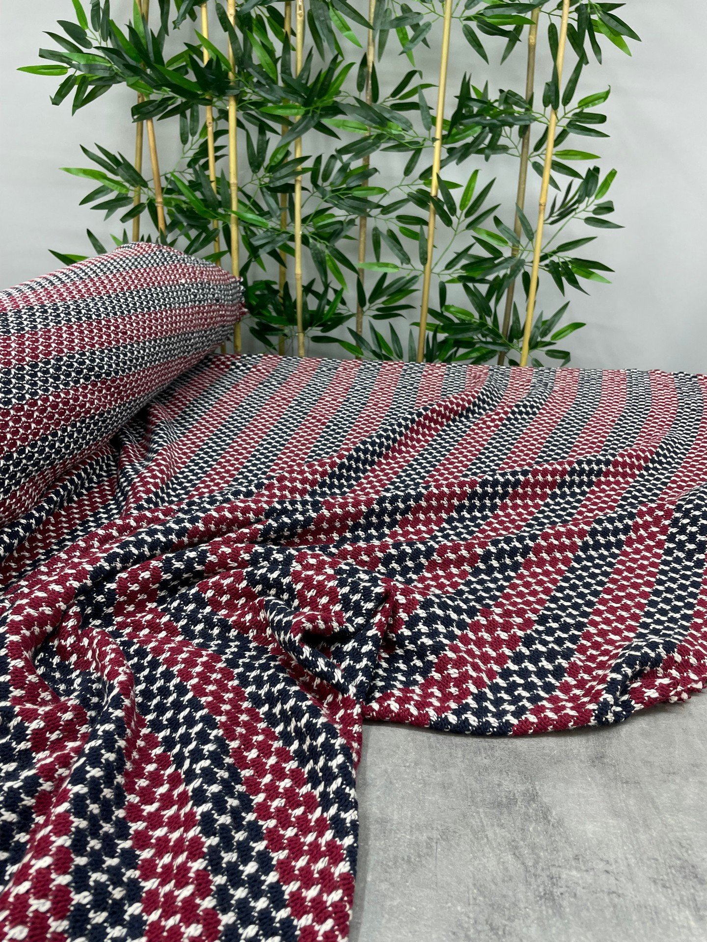 Yatay Çizgili Siyah Kırmızı Elbiselik Triko Kumaş