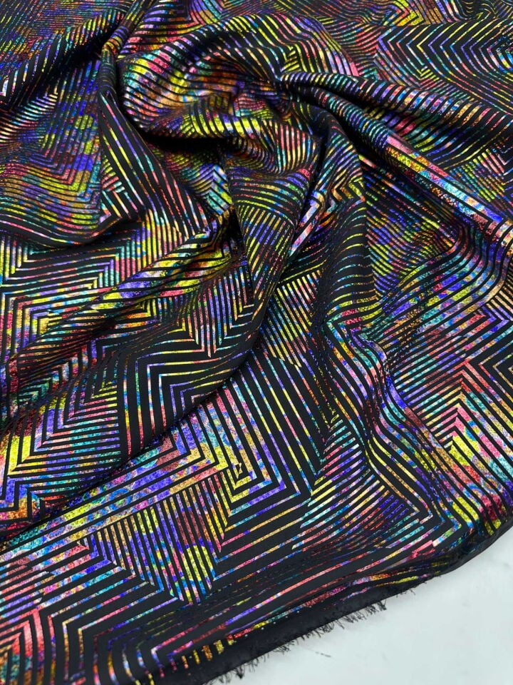Fantzi Geometrik Desen Hologram Kablama Krep Kumaş