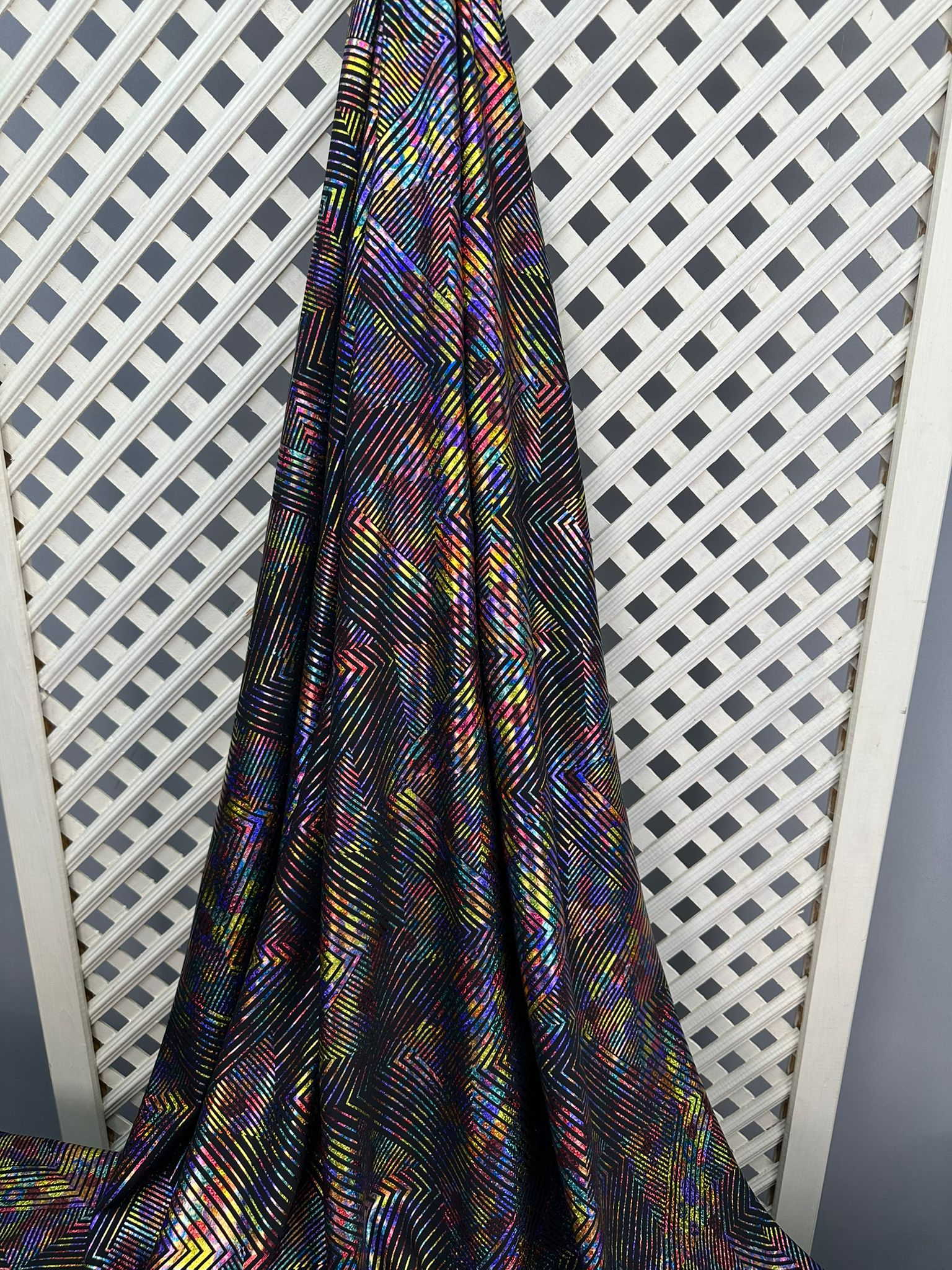 Fantzi Geometrik Desen Hologram Kablama Krep Kumaş