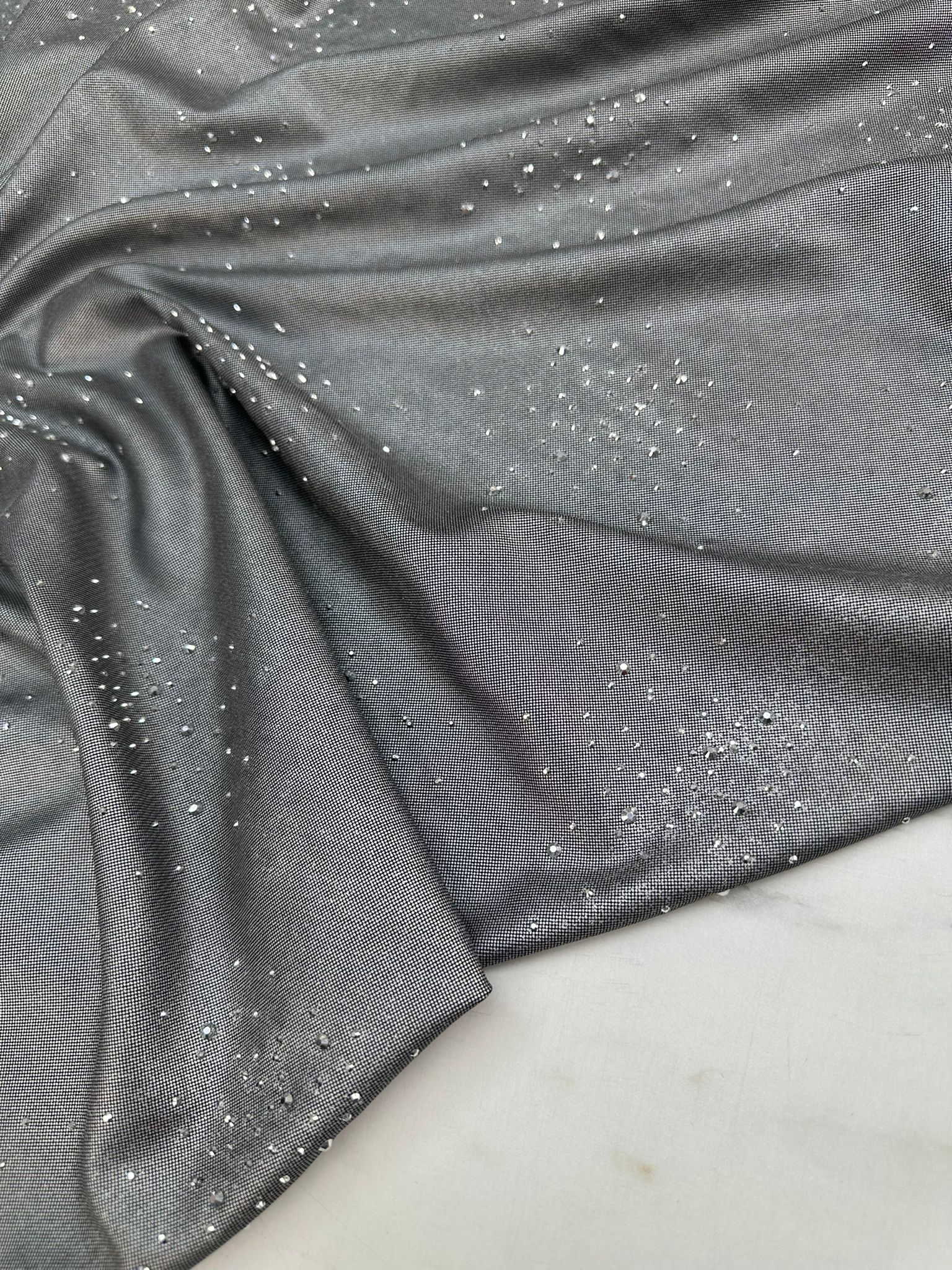 İndirimli Gri Taş İşleme Krep Kumaş Yumuşak Dökümlü