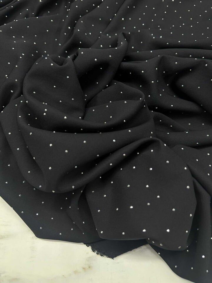 Özel Ürün Taşlı İşleme İpek Krep KumaşYumuşak Dökümlü