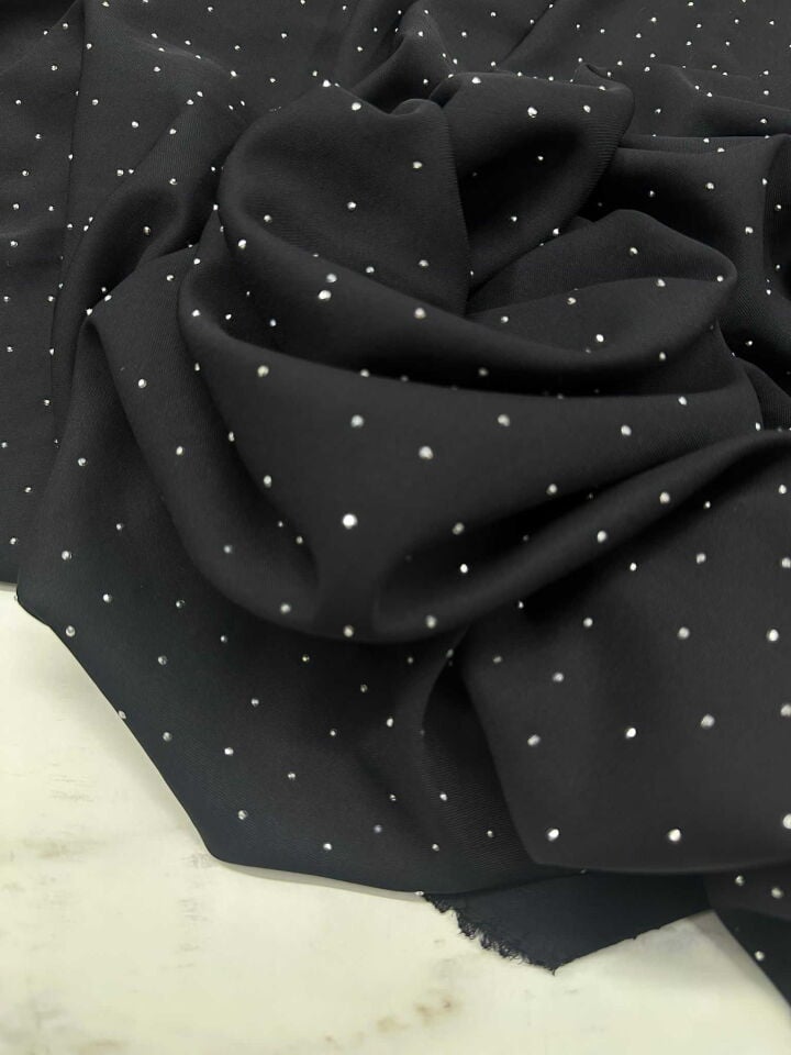 Özel Ürün Taşlı İşleme İpek Krep KumaşYumuşak Dökümlü