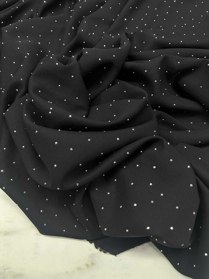 Özel Ürün Taşlı İşleme İpek Krep KumaşYumuşak Dökümlü