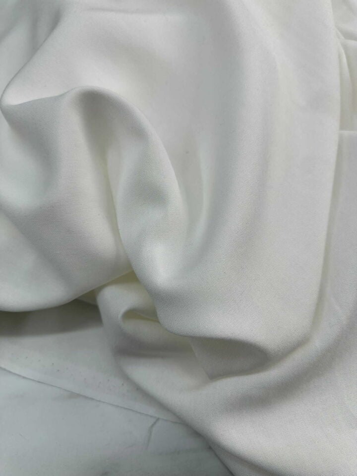 Düz Beyaz Viskon Yumuşak Dökümlü