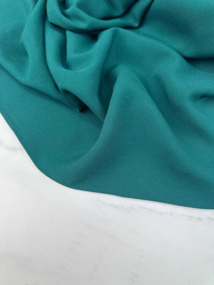 Yeşil Renk Düz Viskon Kumaş Yumuşak Dökümlü