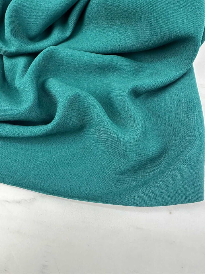 Yeşil Renk Düz Viskon Kumaş Yumuşak Dökümlü