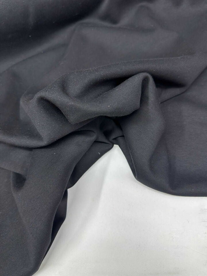 İki İplik Siyah Penye Yumuşak Dökümlü Akıcı Yapıya Sahip