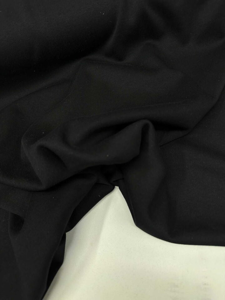 İki İplik Siyah Penye Yumuşak Dökümlü Akıcı Yapıya Sahip