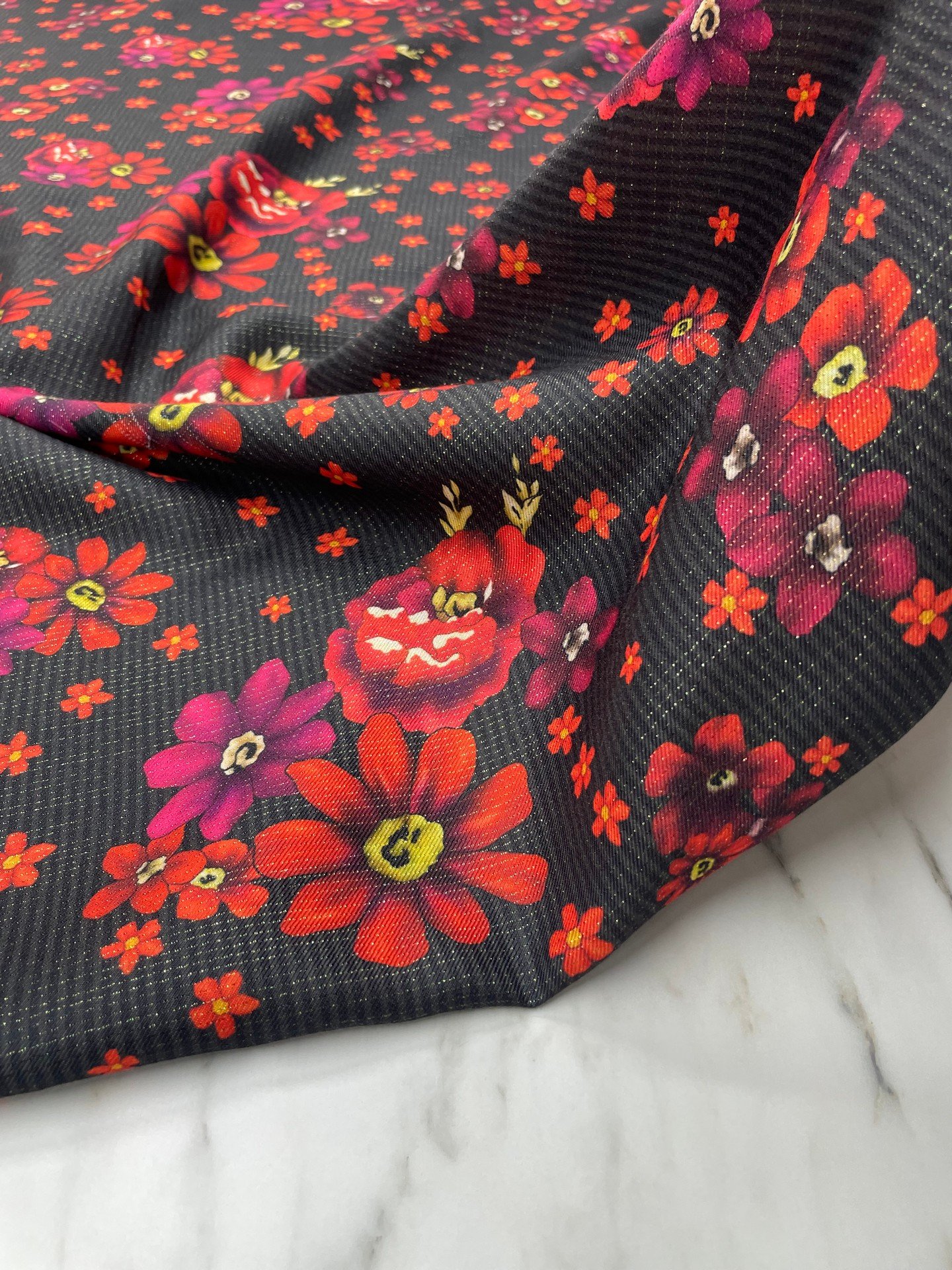 Altın Simli Motif Desen Elbiselik Keten Kumaş