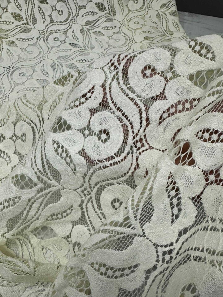 Krem Renk Örme Sarma Desen Dantel Kumaş Yumuşak Dökümlü