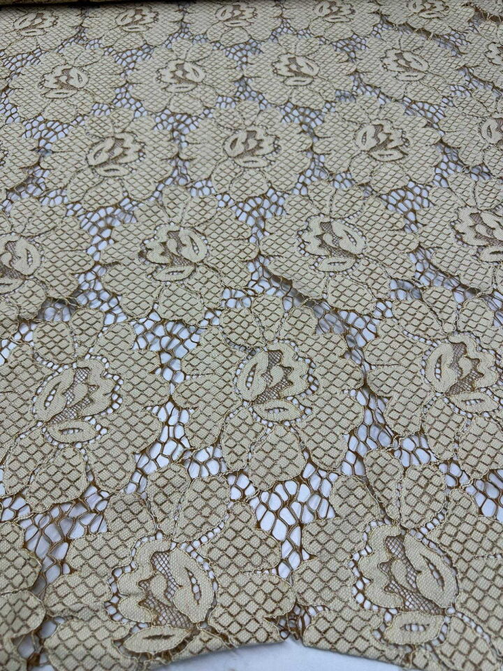 Krem Renk Örme Sarma Desen Dantel Kumaş Yumuşak Dökümlü