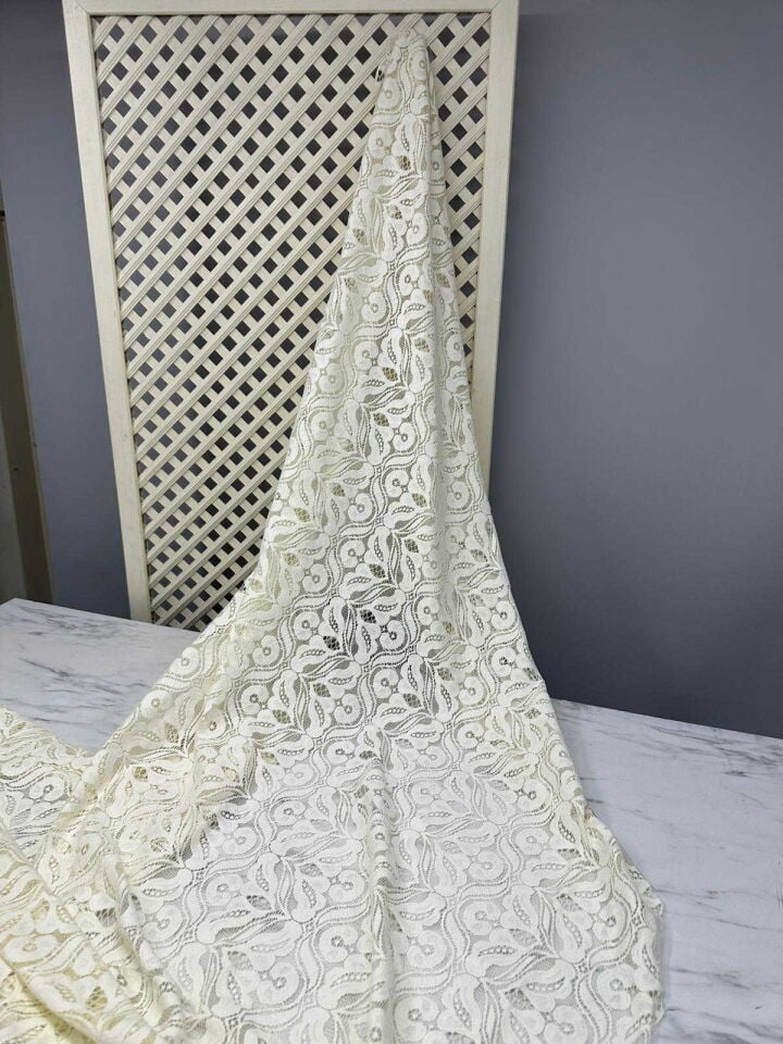 Krem Renk Örme Sarma Desen Dantel Kumaş Yumuşak Dökümlü