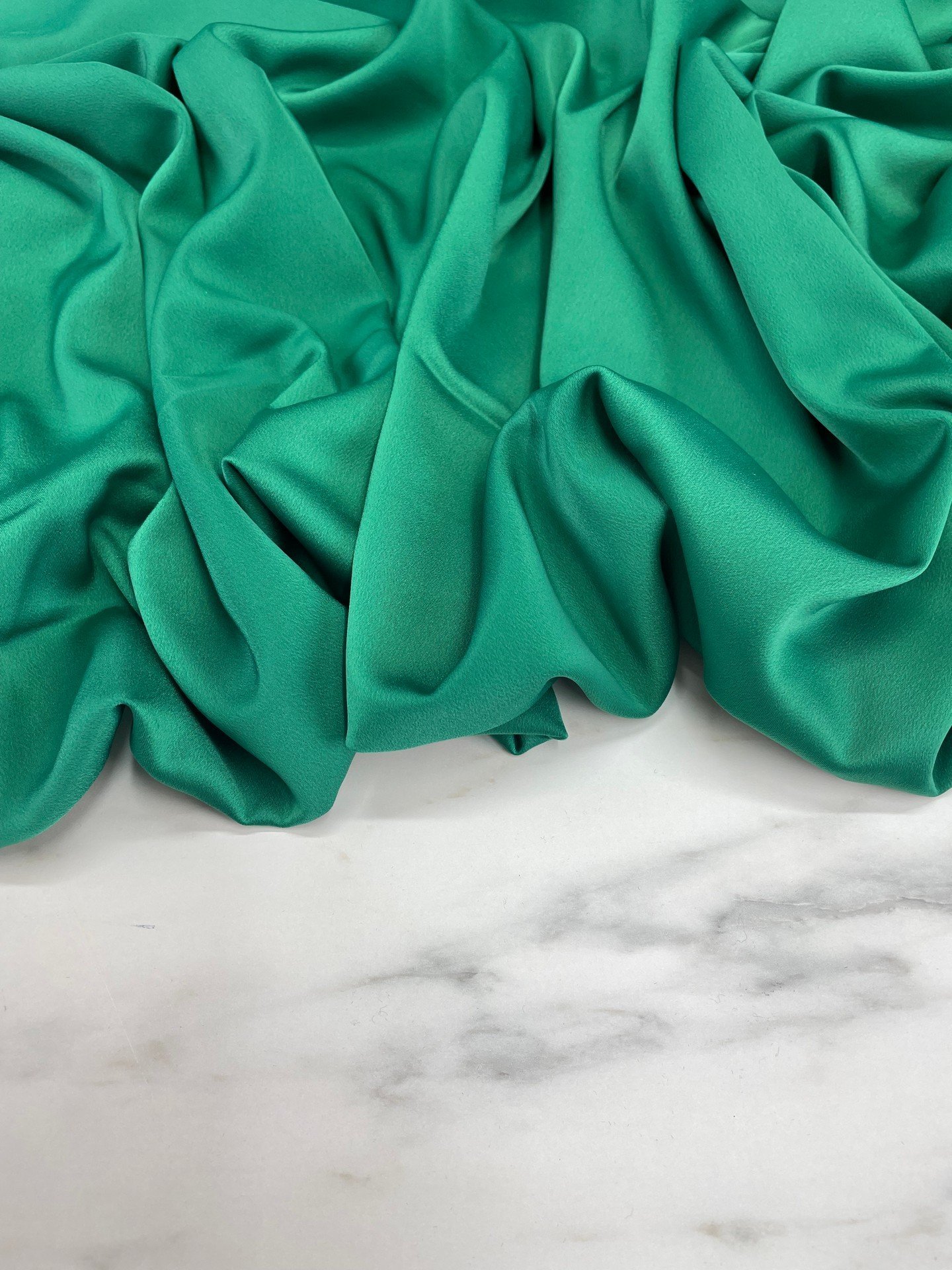 Zümrüt Yeşil Düz Elbiselik Likralı Saten Kumaş