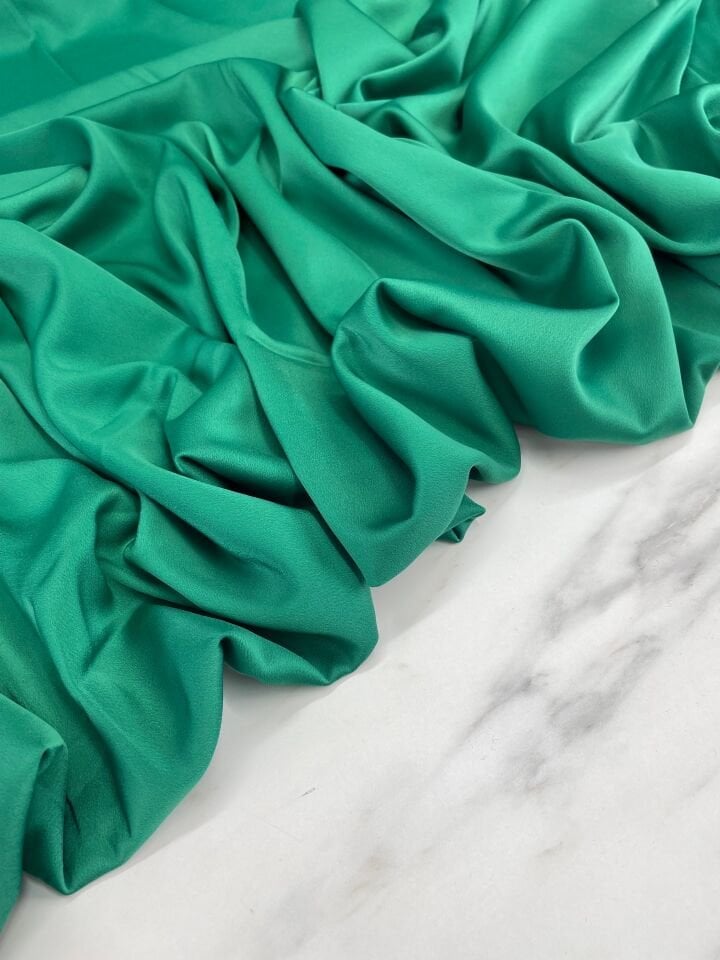 Zümrüt Yeşil Düz Elbiselik Likralı Saten Kumaş