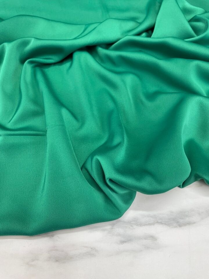 Zümrüt Yeşil Düz Elbiselik Likralı Saten Kumaş