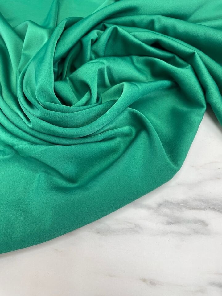 Zümrüt Yeşil Düz Elbiselik Likralı Saten Kumaş