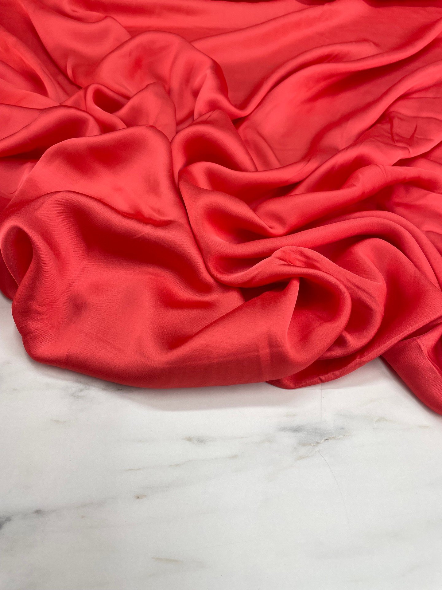 Kırmızı Düz Elbiselik İpek Saten Kumaş