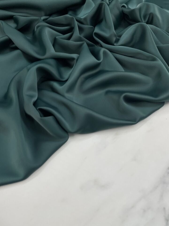Zümrüt Yeşili Düz Elbiselik İpek Saten Kumaş
