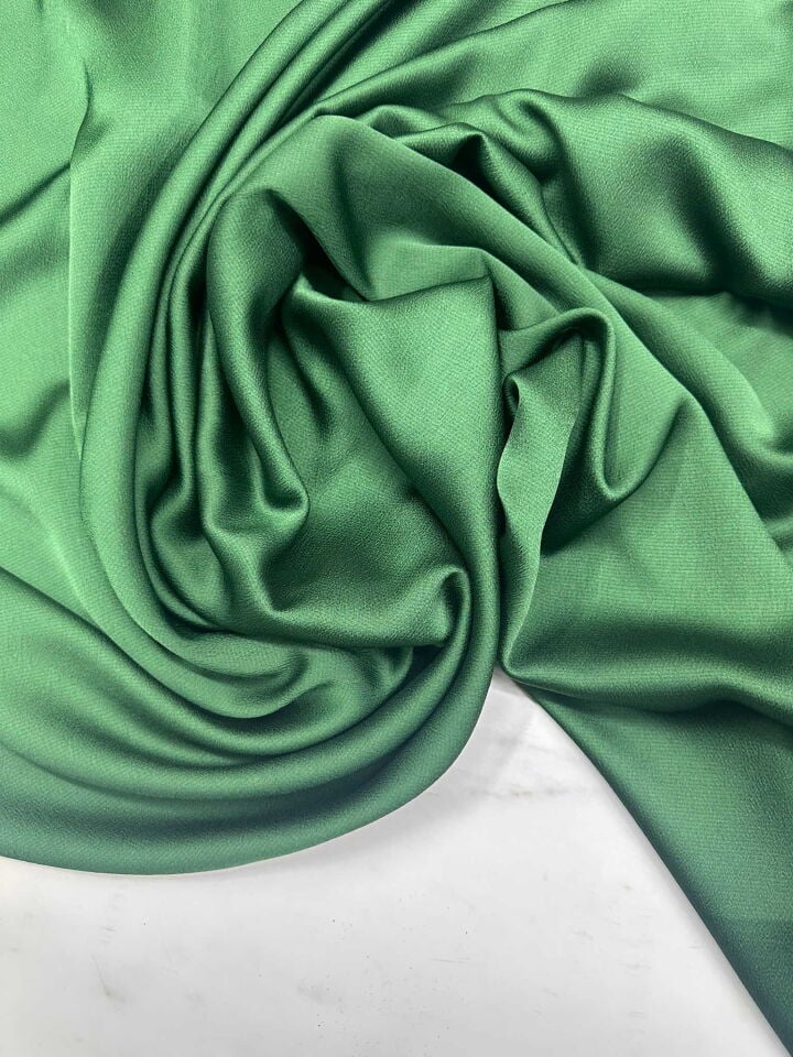 Zümrüt Yeşili Düz Elbiselik İpek Saten Kumaş