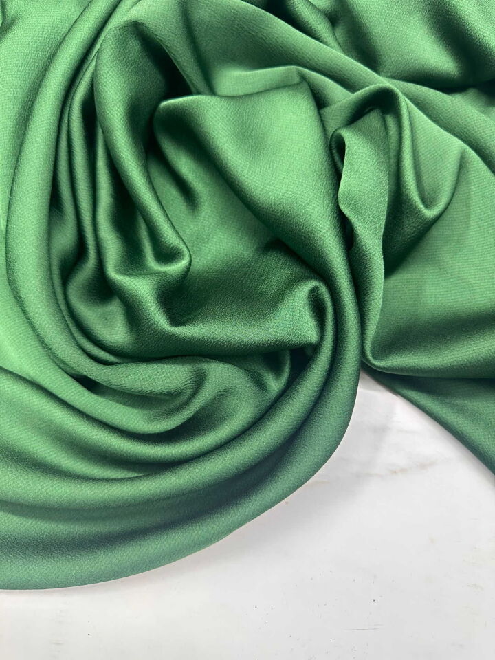 Zümrüt Yeşili Düz Elbiselik İpek Saten Kumaş