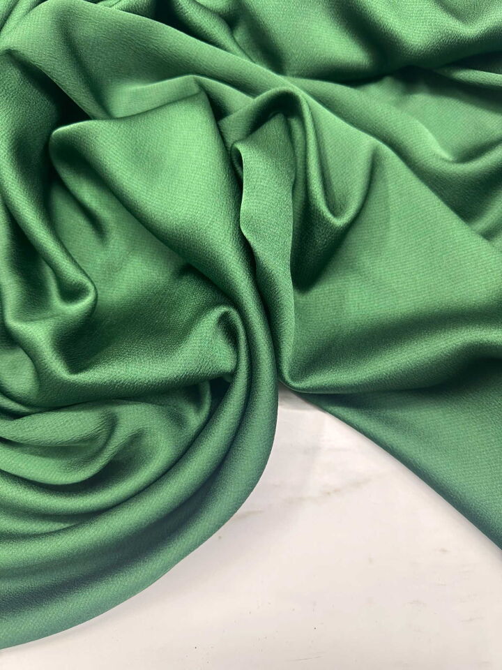 Zümrüt Yeşili Düz Elbiselik İpek Saten Kumaş