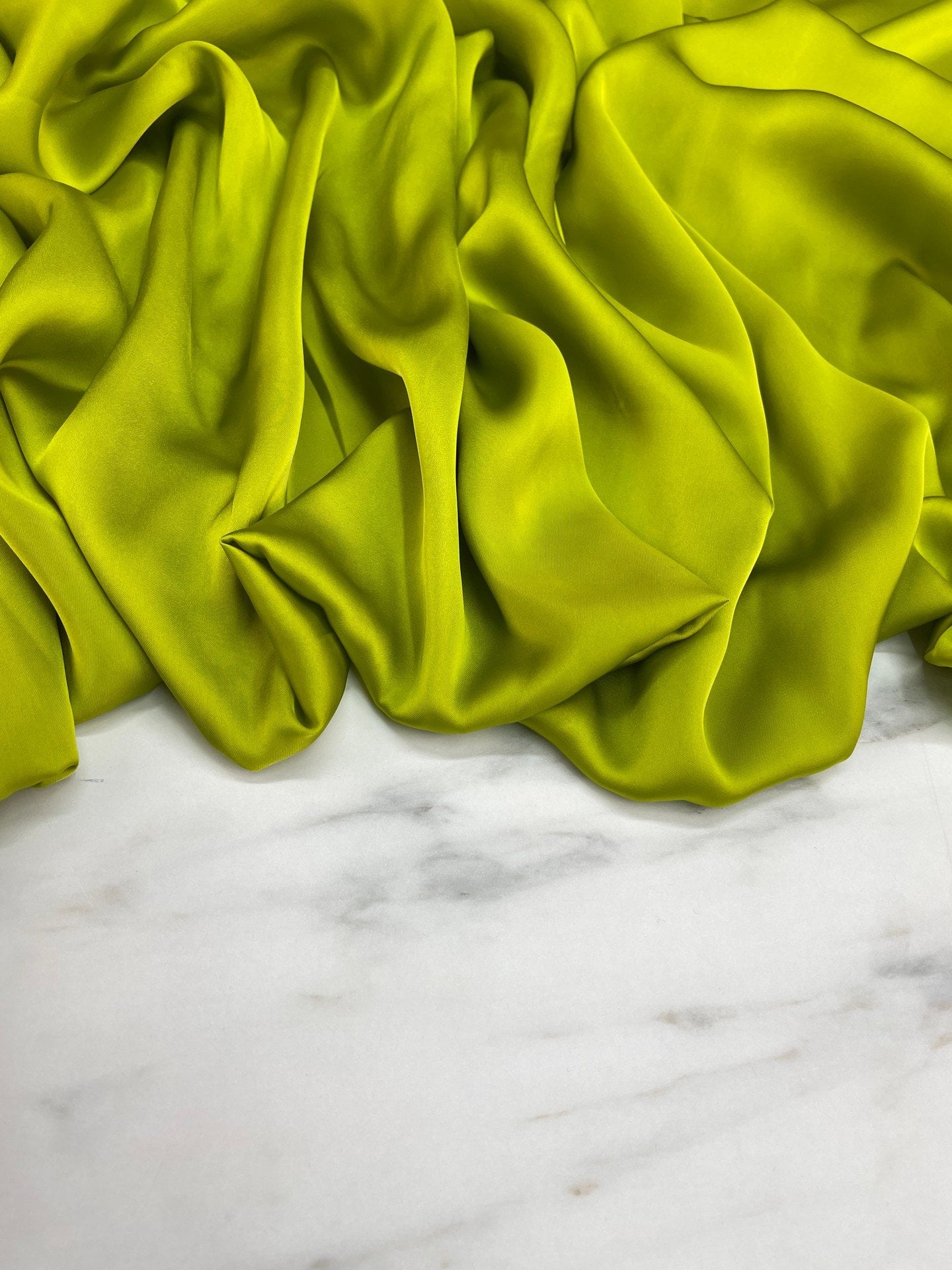 Fıstık Yeşili Düz Elbiselik İpek Saten Kumaş