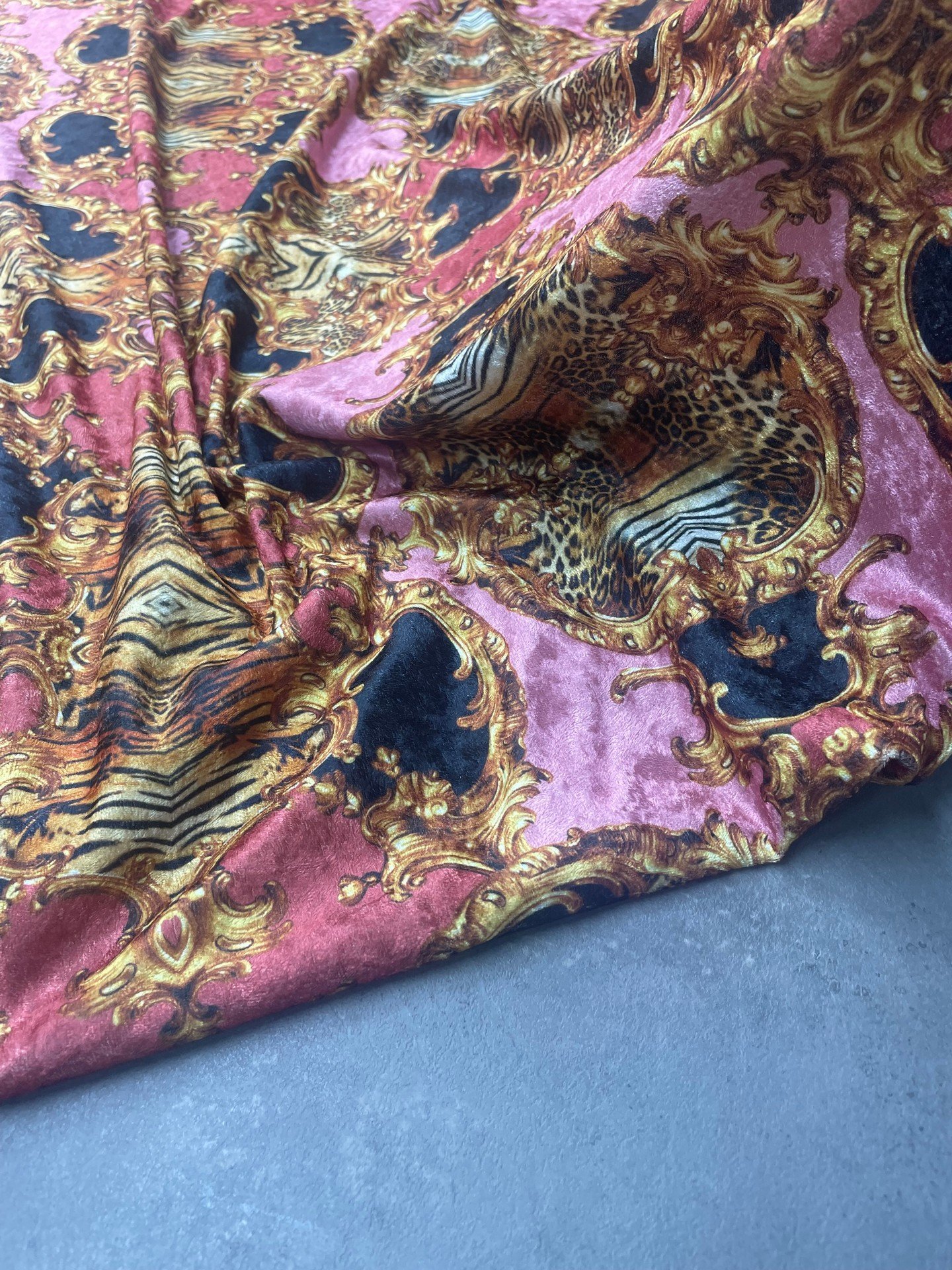 Tiran Desen Elbiselik Kadife Kumaş