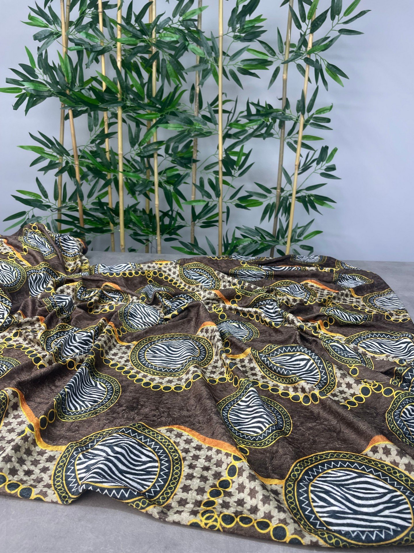 Vira Desen Elbiselik Kadife Kumaş