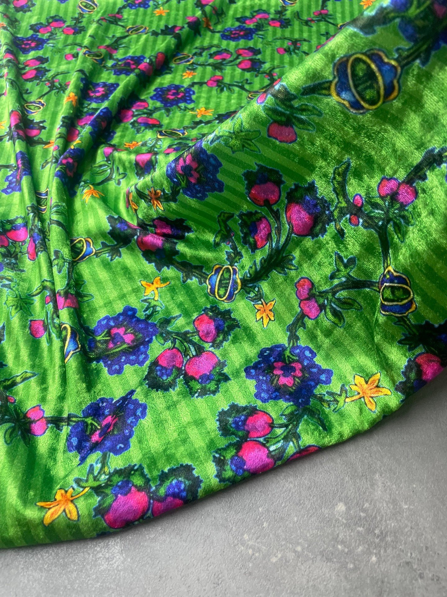 Çile Çiçegi Desen Elbiselik Kadife Kumaş