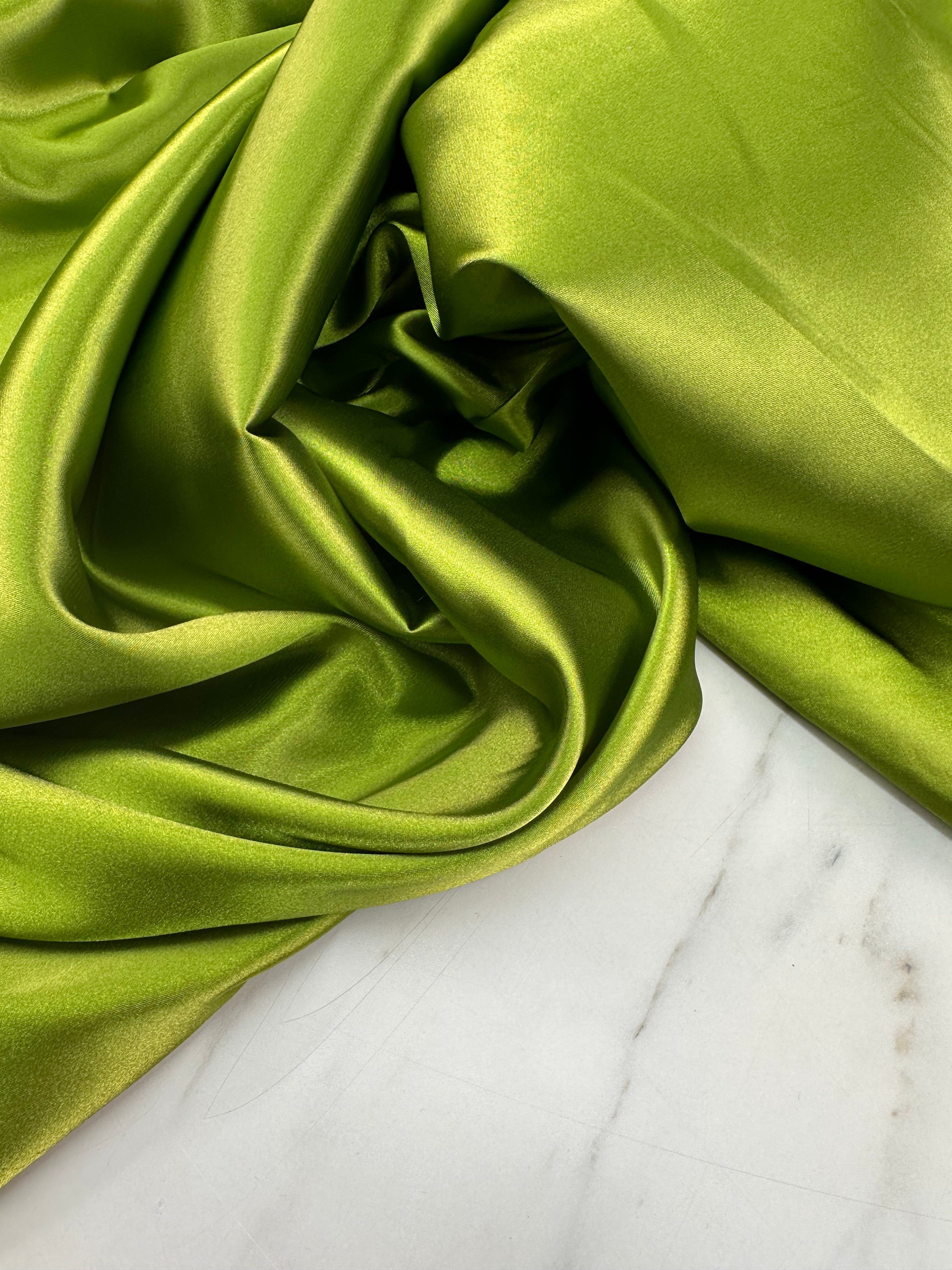 Yeşil Renk Abiye Elbiselik Likralı Saten Kumaş