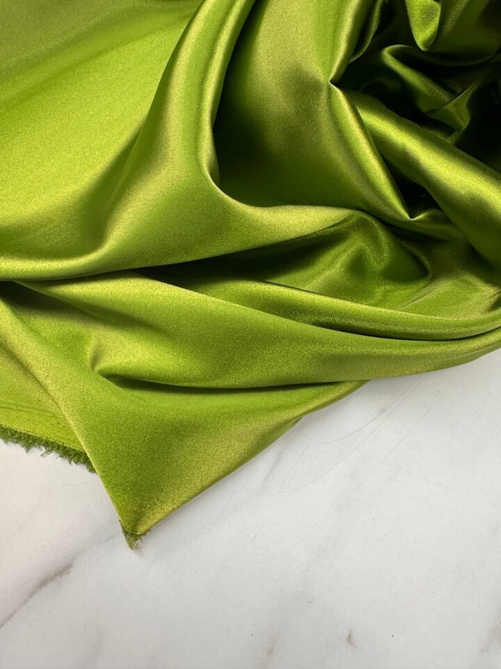 Yeşil Renk Abiye Elbiselik Likralı Saten Kumaş